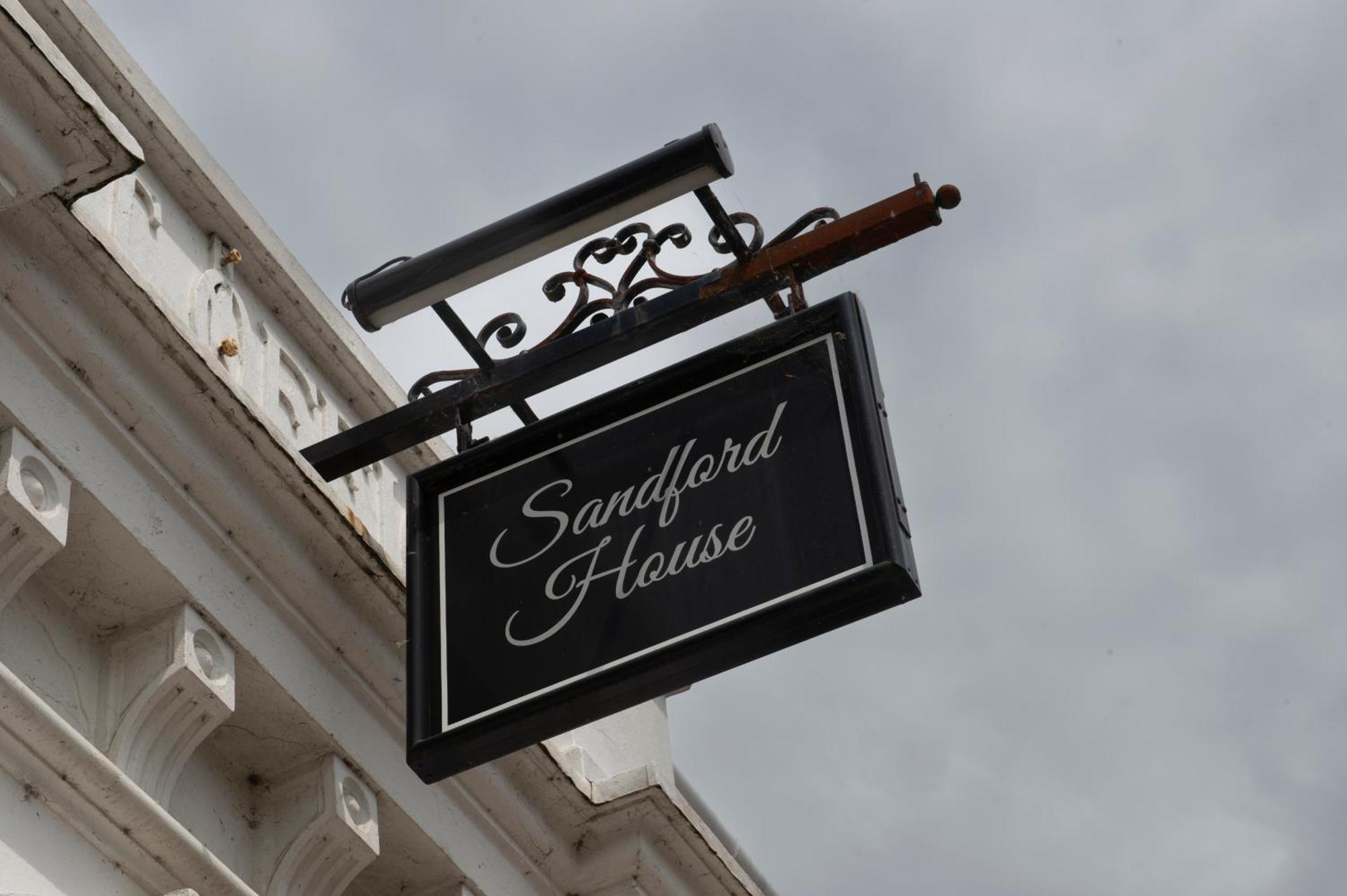 Sandford House Hotel Wetherspoon Гантінгдон Екстер'єр фото