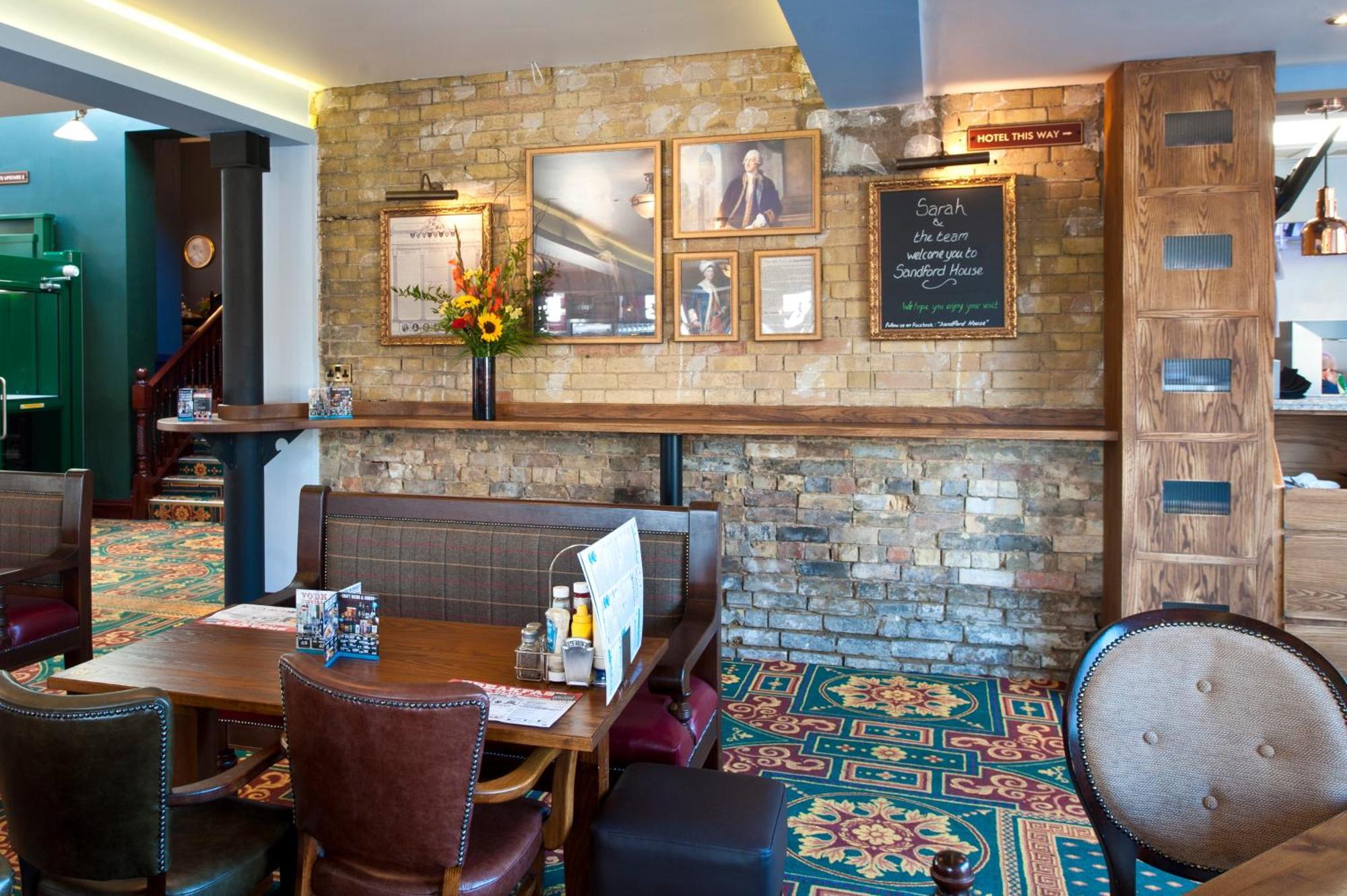 Sandford House Hotel Wetherspoon Гантінгдон Екстер'єр фото